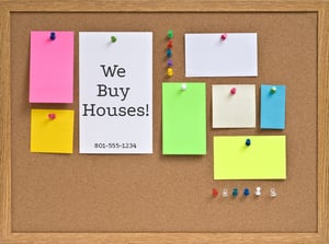 cork-board-with-blank-notes-picture-id111981402